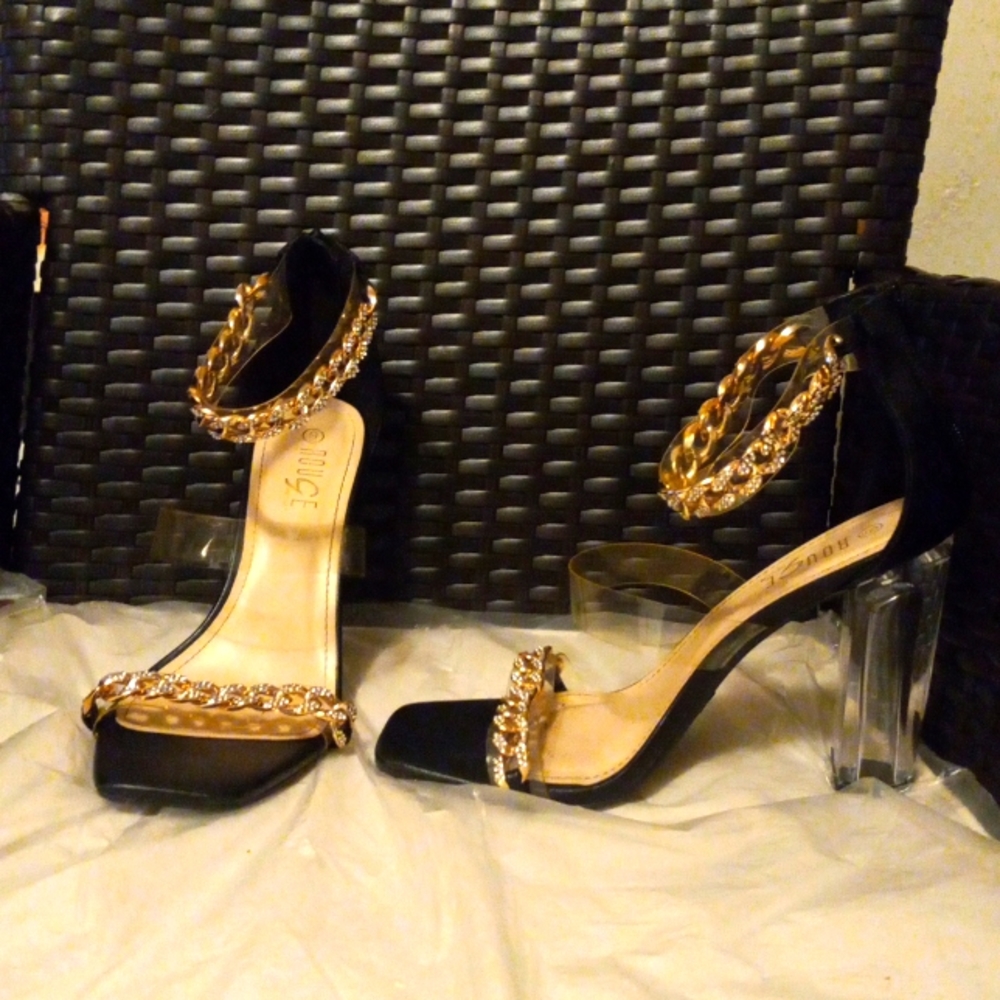 Lack and gold chain heels